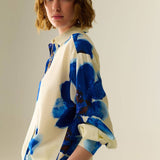 Q2 - Relaxed Shirt in white With Blue Tropical Flower Print