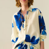 Q2 - Relaxed Shirt in white With Blue Tropical Flower Print