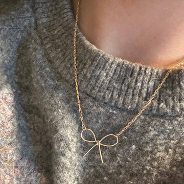 Sweet As Sugarcane - Delicate bow necklace